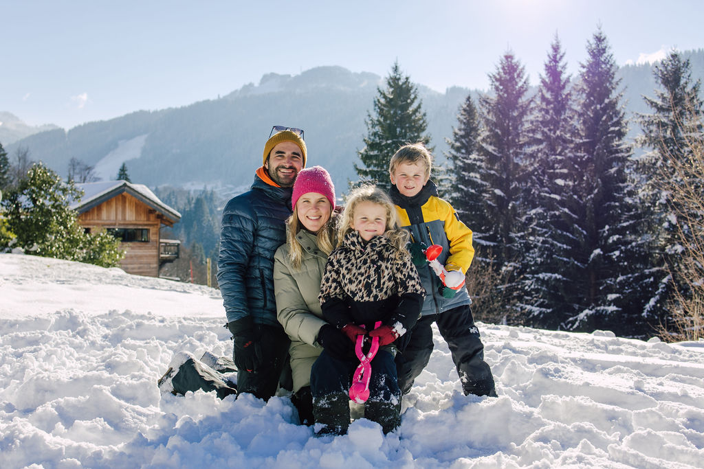 Family photo session in Morzine in winter
